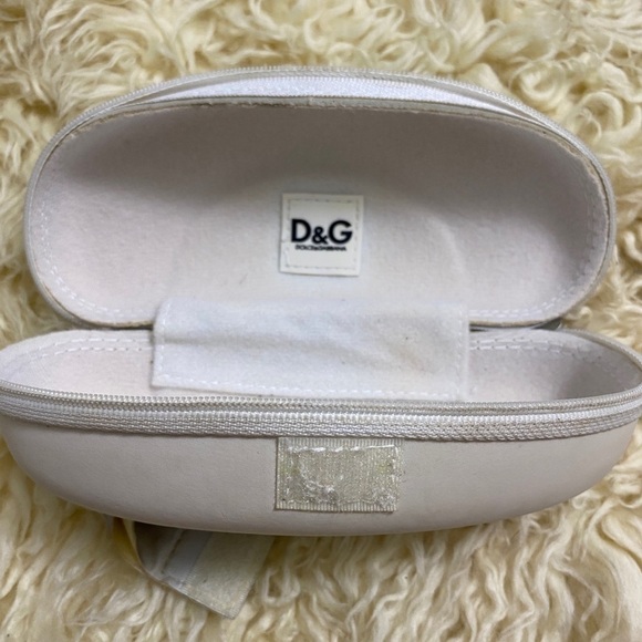 Used Dolce and Gabbana sunglasses pouch slightly damaged - Picture 2 of 3